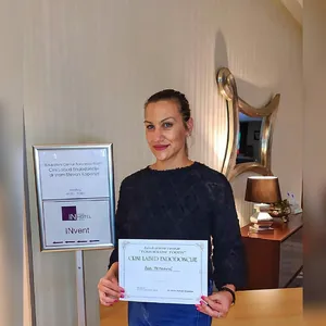 Dr Ana Petković sa potvrdom o kursu „Crni labud endodoncije“