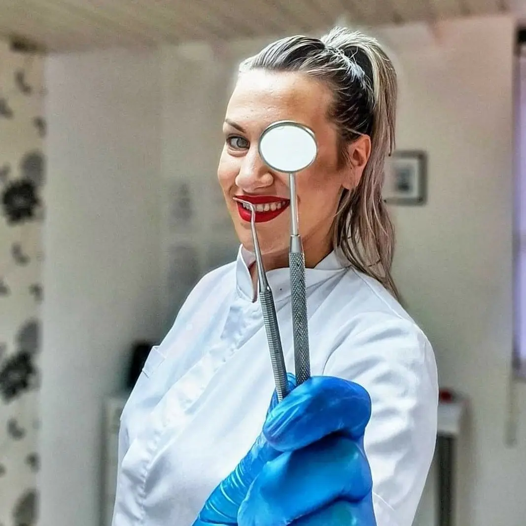 Dr Ana Petković sa stomatološkim ogledalcem